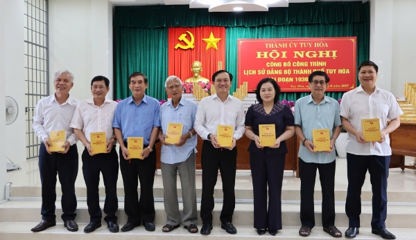 Hiển thị chi tiết cho Công bố công trình Lịch sử Đảng bộ thành phố Tuy Hòa giai đoạn 1930-2025 Hình ảnh cho bài viết Công bố công trình Lịch sử Đảng bộ thành phố Tuy Hòa giai đoạn 1930-2025